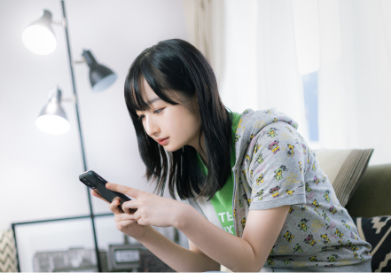 スマホを見る女声の写真
